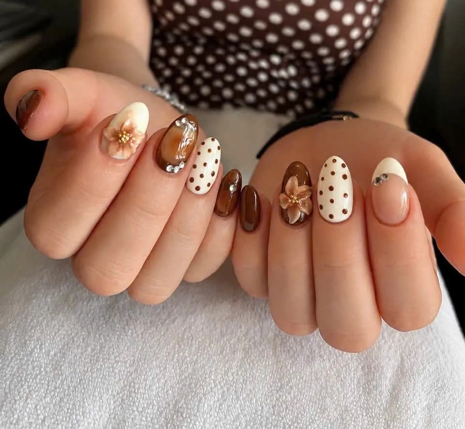 Mẫu nail art hoa nổi đính đá tinh xảo tại tiệm
