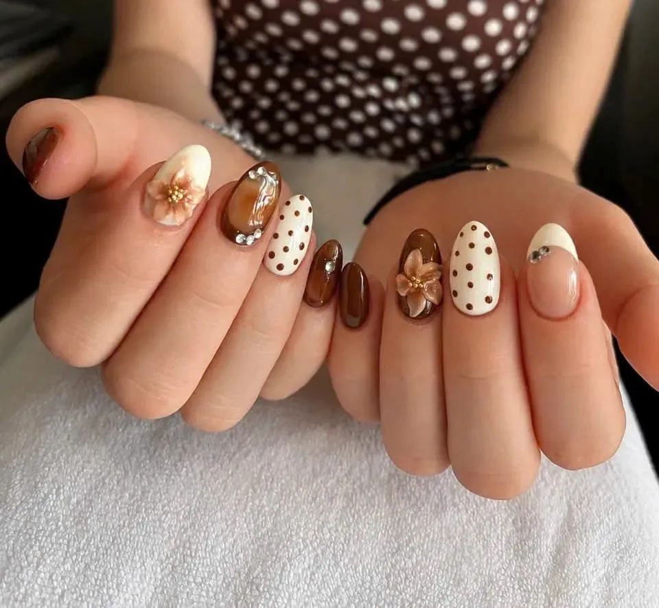 Mẫu nail art hoa nổi đính đá tinh xảo tại tiệm