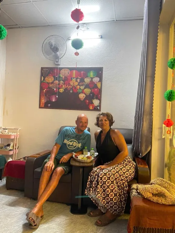 Khách quen thưởng thức dừa tươi & trái cây