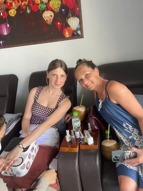 Hai mẹ con cùng chăm sóc móng & làm đẹp